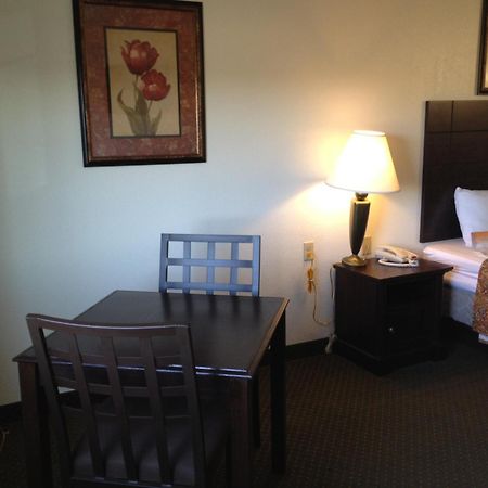 Howard Johnson By Wyndham Lubbock Tx Esterno foto