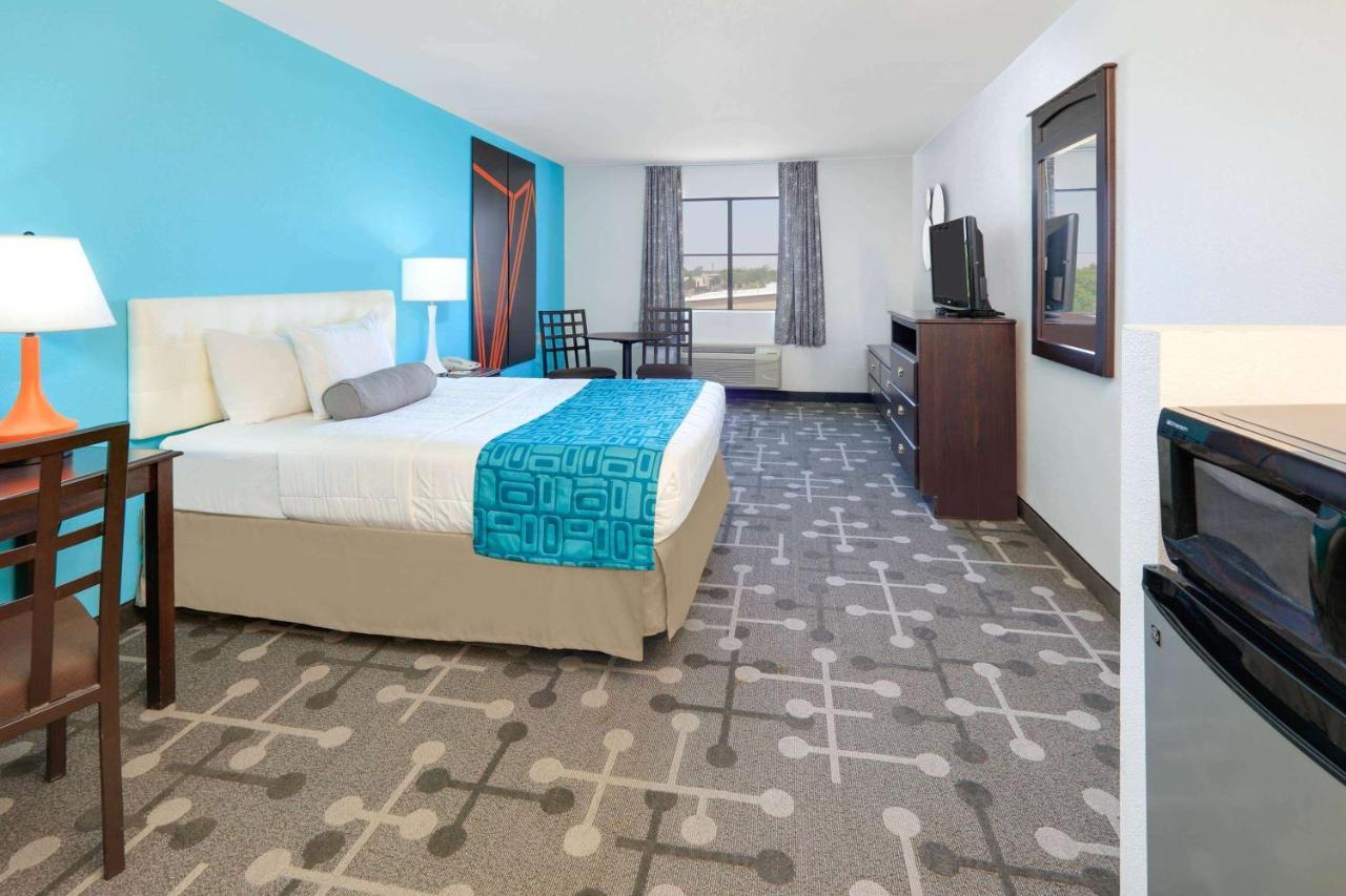 Howard Johnson By Wyndham Lubbock Tx Esterno foto