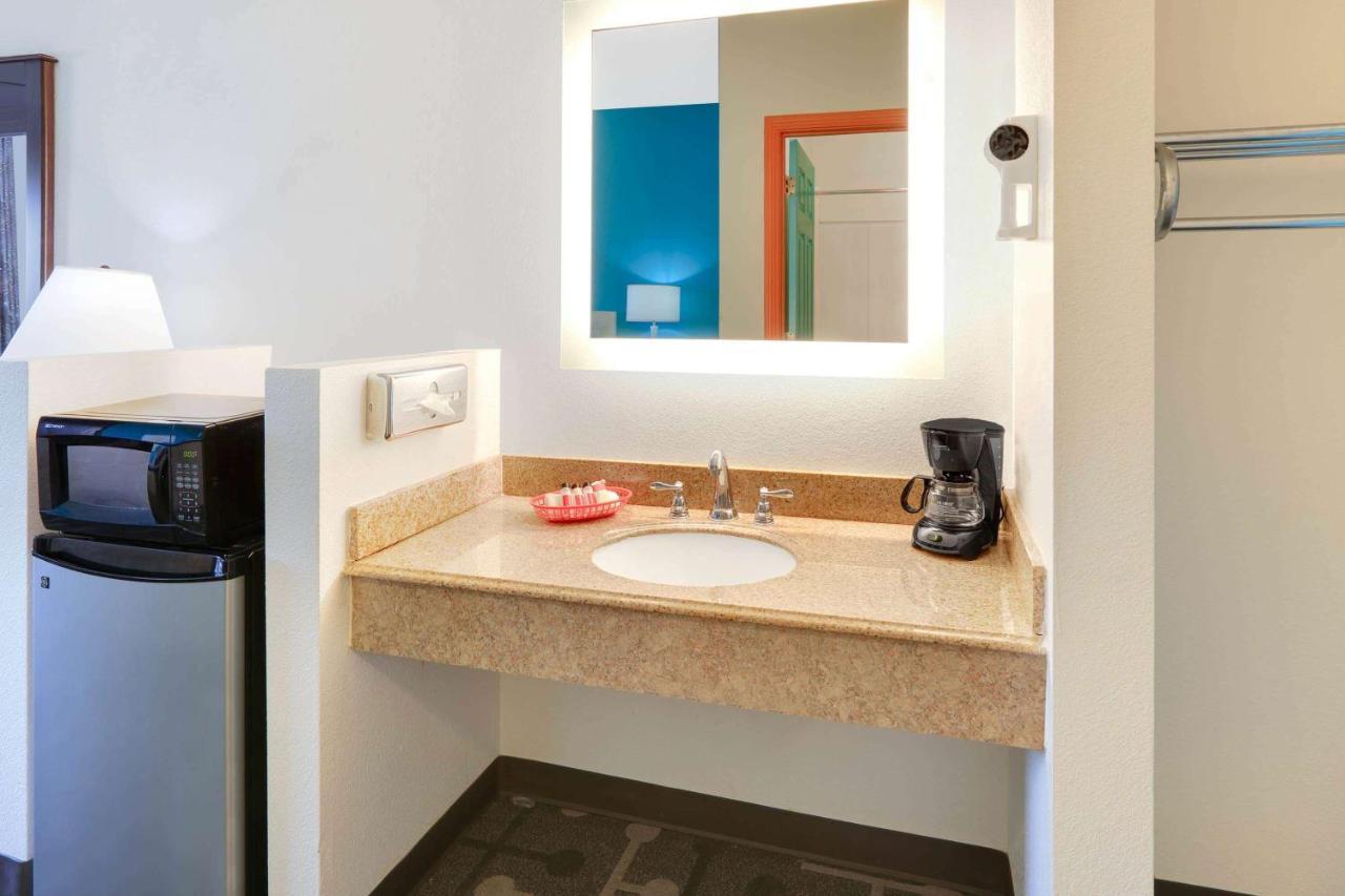 Howard Johnson By Wyndham Lubbock Tx Esterno foto