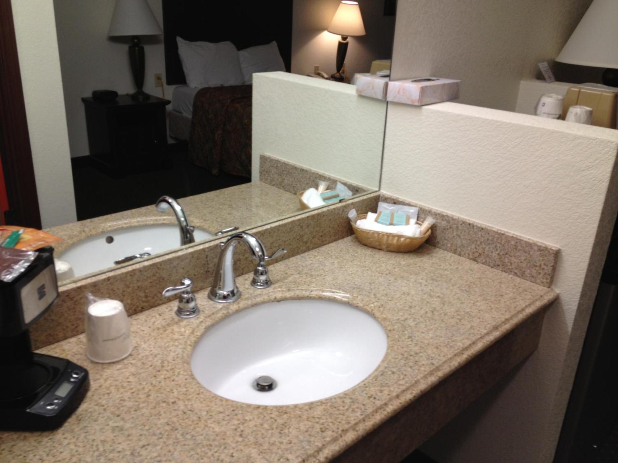 Howard Johnson By Wyndham Lubbock Tx Esterno foto